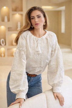 Жіноча біла вишиванка з об'ємною вишивкою "White Elegance" (бавовна) 74892 фото